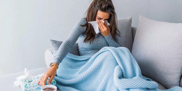 Κολλήσατε γρίπη; Τι πρέπει να κάνετε – Πότε «κολλάει» ευκολότερα ο ιός