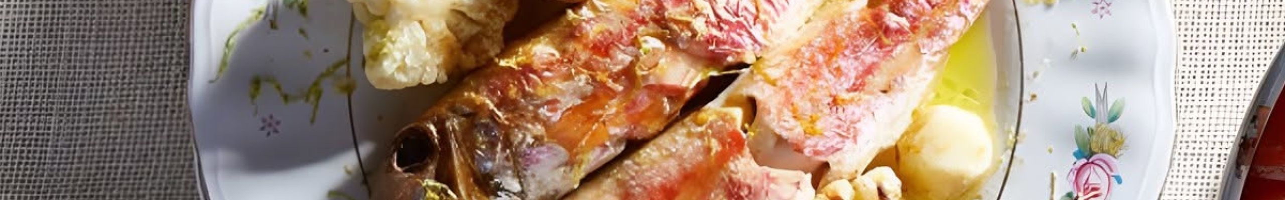 Κουτσομούρες στον φούρνο με κουνουπίδι και πατάτες
