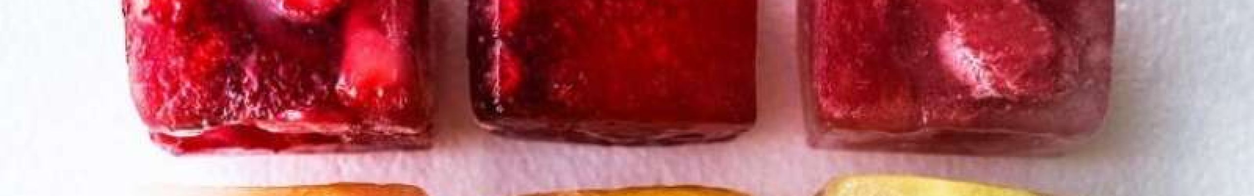 Συνταγή: Παγωμένοι κύβοι φρούτων για να απολαμβάνετε το νερό!
