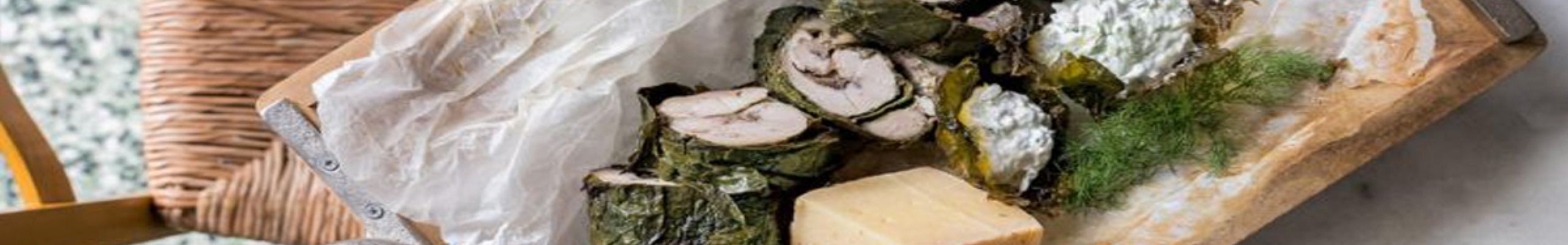 Αρνάκι του αμπελουργού, με γραβιέρα και μέλι