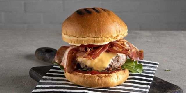 Τι μαγειρεύουμε σήμερα; Cheeseburger από τον Άκη!