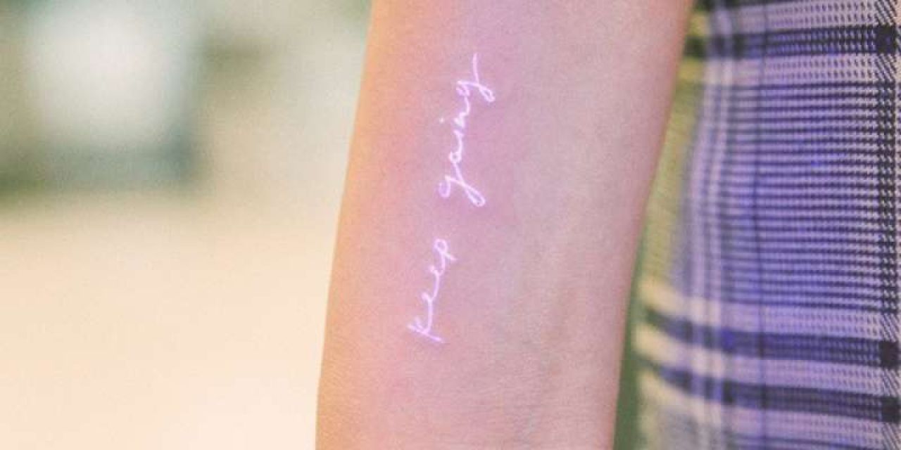 UV Tattoos: Σε περίπτωση που θέλεις όντως ένα διακριτικό τατουάζ, μπορείς να κάνεις ένα αόρατο