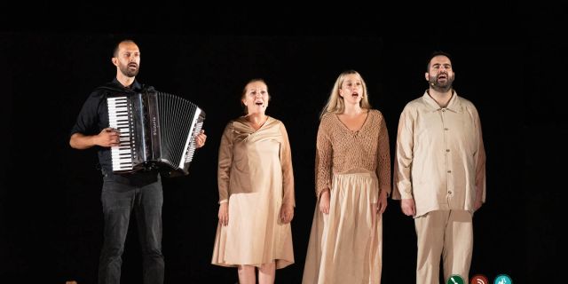 Παρακολουθήσαμε την εξαιρετική παράσταση «Πρόσφυγες του 1922 στην Κεφαλονιά και στην Ιθάκη» (φωτογραφίες και βίντεο)