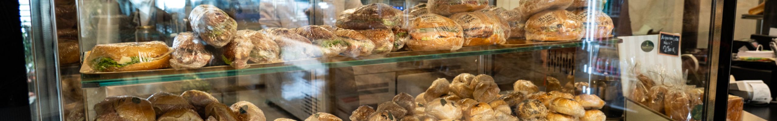 Ένα ηλιόλουστο πρωινό στο κατάστημα «Voskopoula All Day Bistrot» 
