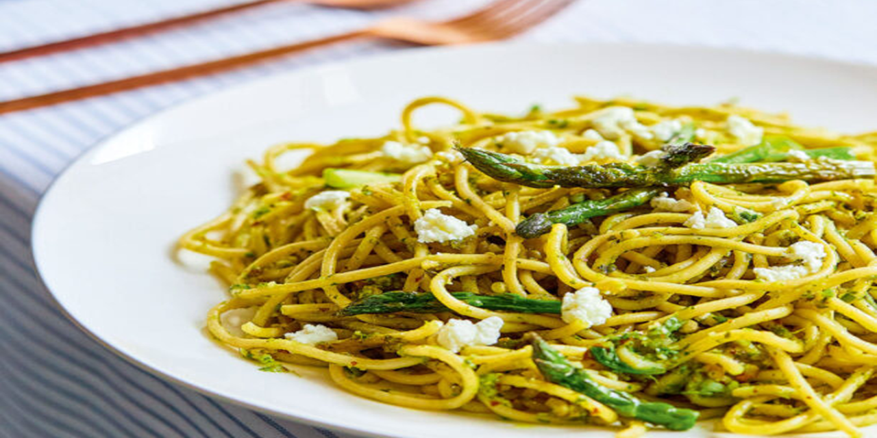 Μακαρονάδα με πέστο ρόκας, σπαράγγια και ξινοτύρι Ίου