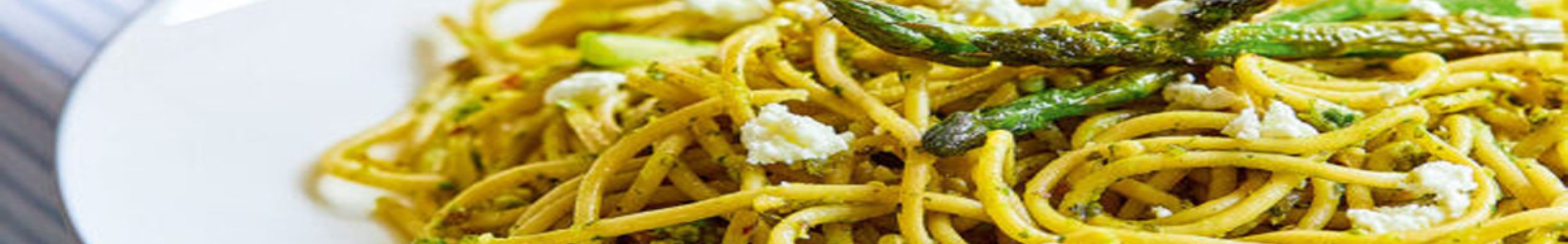 Μακαρονάδα με πέστο ρόκας, σπαράγγια και ξινοτύρι Ίου