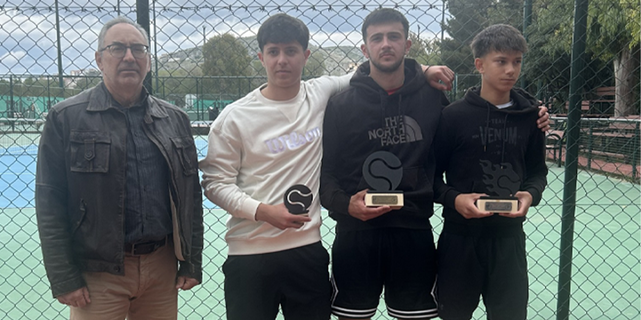 Έγραψε ιστορία ο Τόλης Ιωάννης – Κατέκτησε το χάλκινο μετάλλιο στους Σχολικούς Αγώνες Αντισφαίρισης