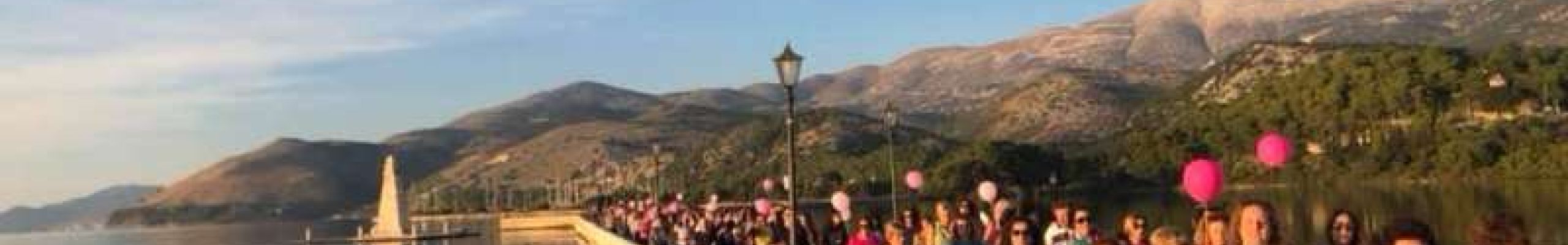 Περιπατητική διαδρομή ενάντια στον καρκίνο του μαστού, γεμίζοντας τη γέφυρα Δεβοσέτου από ροζ μπαλόνια