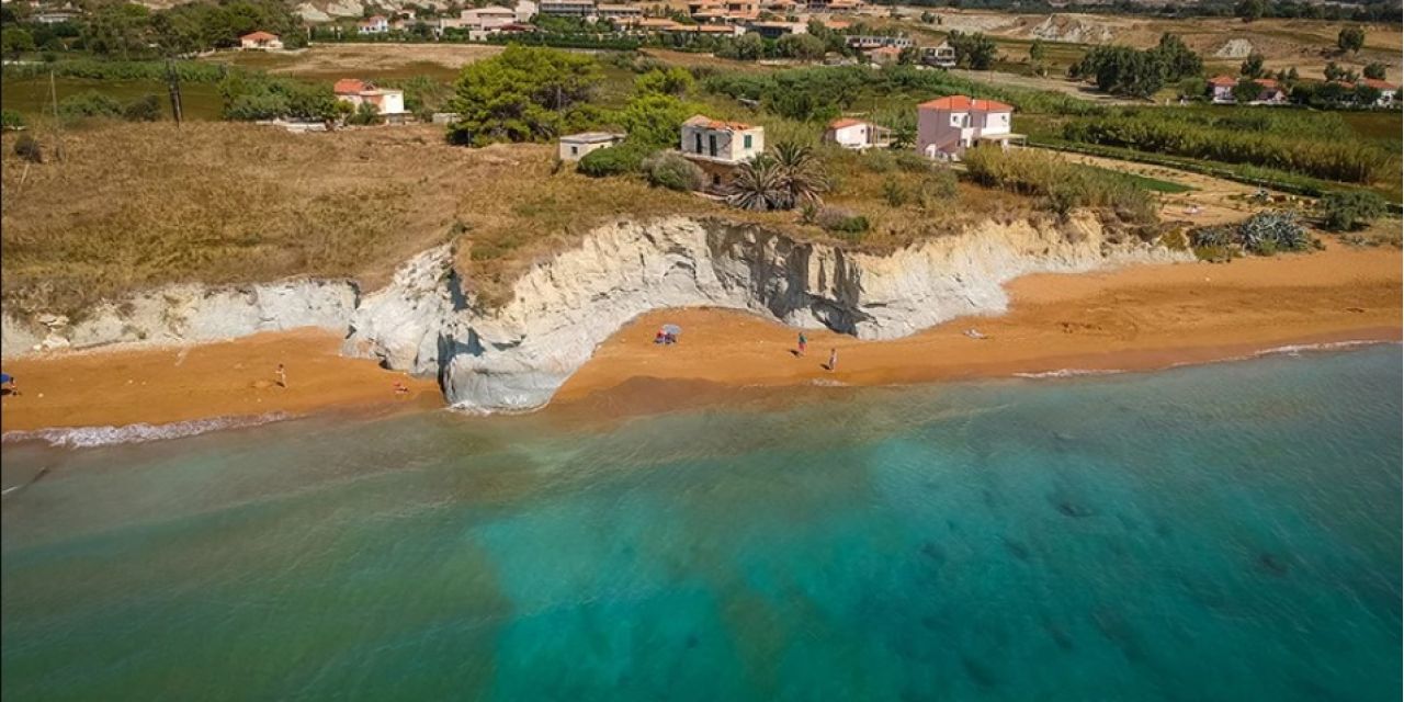 Ξι: Η παραλία στην Κεφαλονιά με σκηνικό που ταξιδεύει στον Άρη