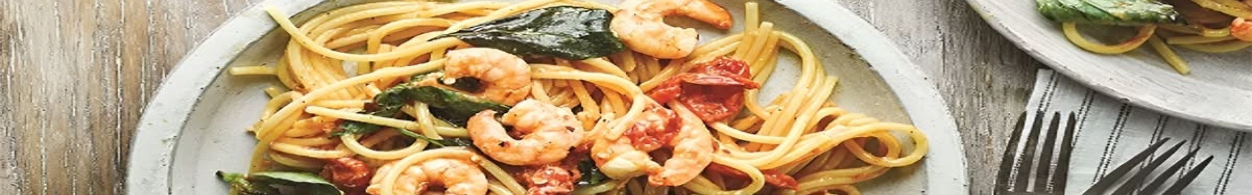 Φτιάχνουμε μια νόστιμη και εύκολη μακαρονάδα με γαρίδες και βασιλικό