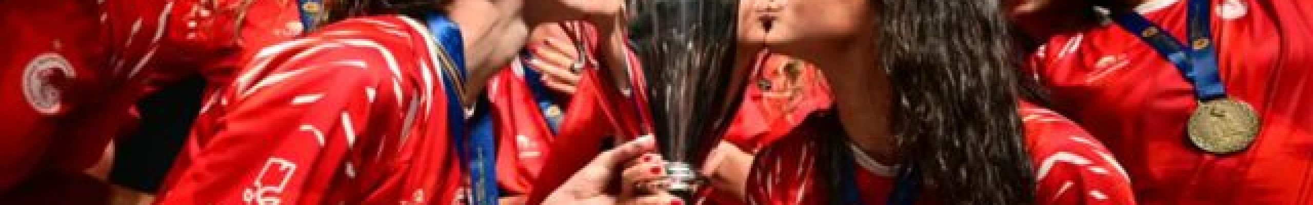Ολυμπιακός: Η συγκινητική απονομή του τροπαίου στο Champions League του πόλο γυναικών