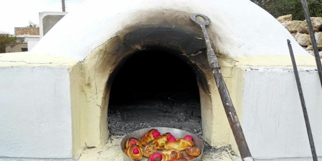 Τούρτες πασχαλινές, καλιτσούνια και μελιτίνια, ανάμεσα στα «θεριά» του Καρπαθίου πελάγους