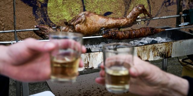 Με σούβλες και έθιμα γιορτάζει το Πάσχα όλη η Ελλάδα