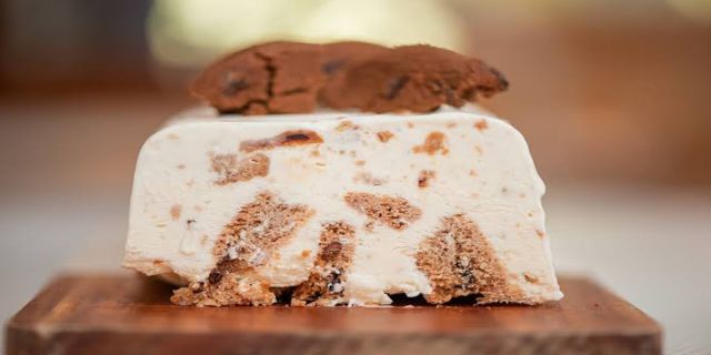 Πανεύκολη τούρτα παγωτό με γεύση cookies και μόνο 3 υλικά