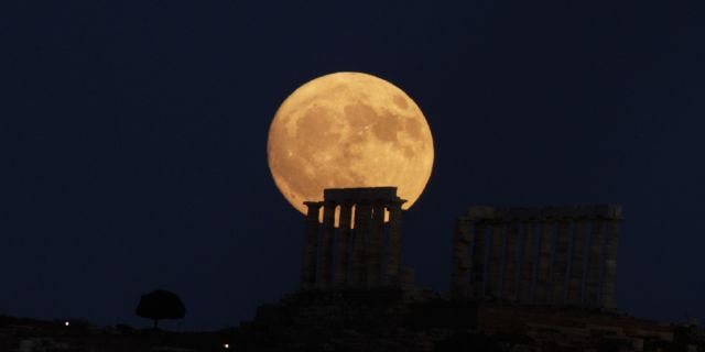 Πανσέληνος: Το «Φεγγάρι του Θερισμού» δεσπόζει απόψε, τι ώρα θα είναι πιο φωτεινό