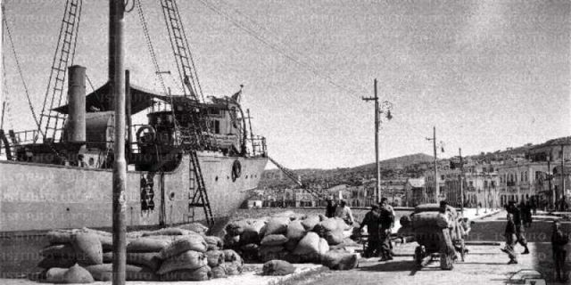 Καράβι ξεφορτώνει στο λιμάνι Αργοστολίου το 1941