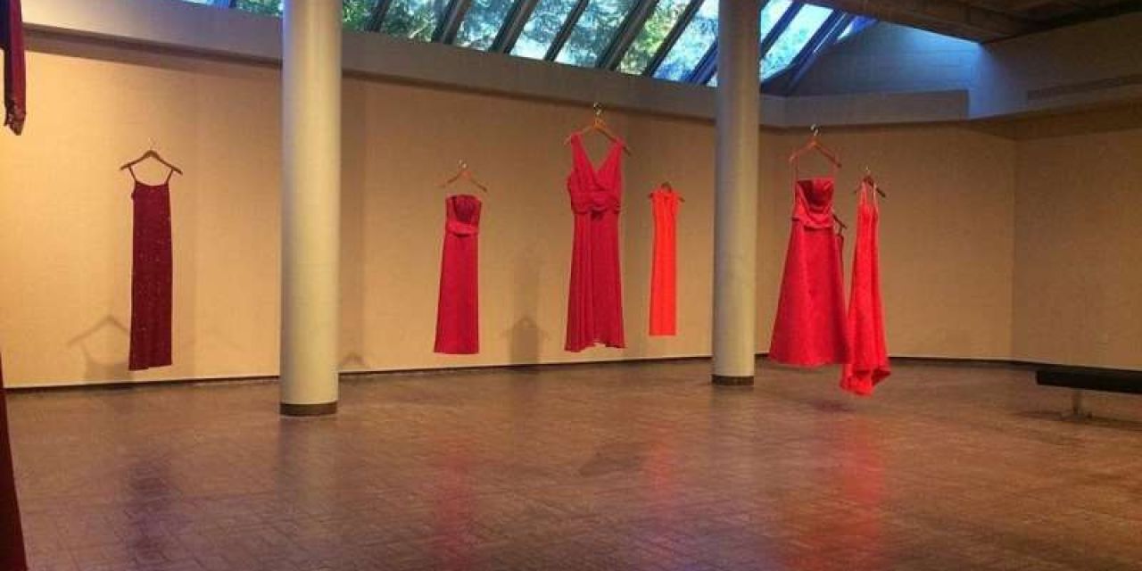 «Τα κόκκινα φορέματα»: Ένα project κατά της βίας των γυναικών