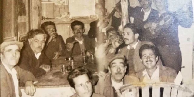 ΡΕΤΡΟ: Παρέα κανταδώρων στο γνωστό καφενείο του Τσιλιρίδη