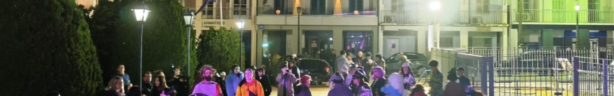 Σάμη: Χρώματα, μουσική και καρναβαλικό κέφι παρά τον δυνατό αέρα στη νυχτερινή μασκαράτα