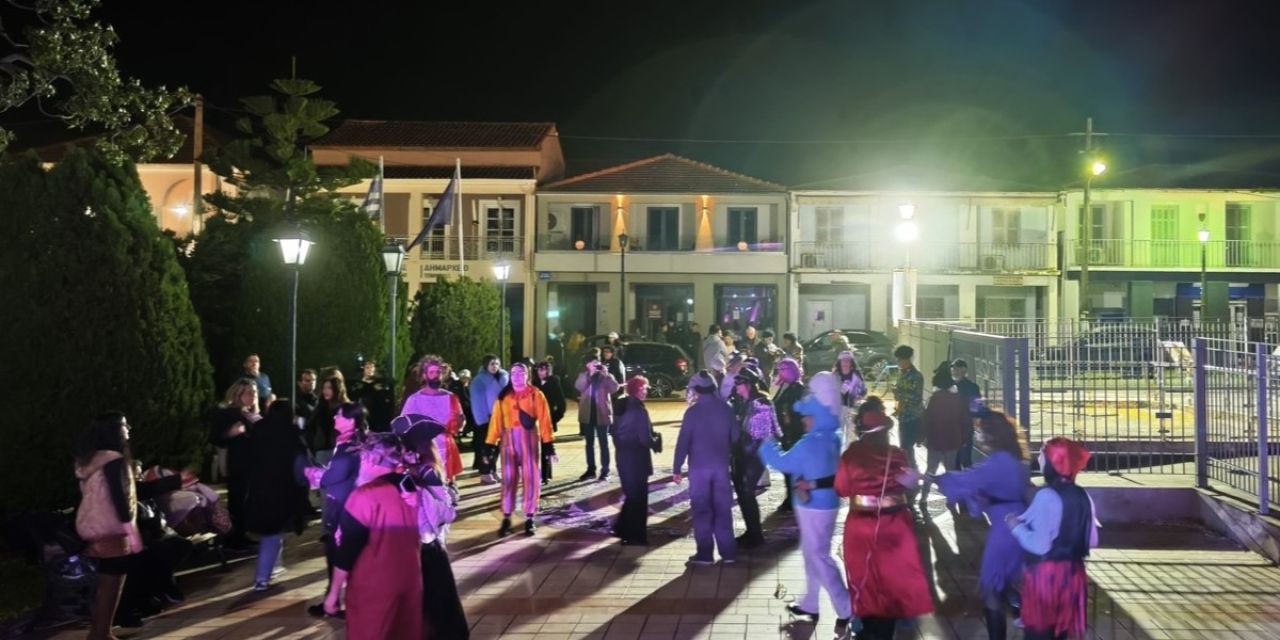 Σάμη: Χρώματα, μουσική και καρναβαλικό κέφι παρά τον δυνατό αέρα στη νυχτερινή μασκαράτα