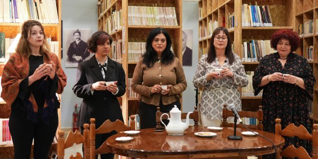 «Το Τσάι ως Πρόσχημα»: Μια βραδιά αφιερωμένη στις αθέατες πλευρές της γυναικείας εμπειρίας @Ιακωβάτειος Βιβλιοθήκη [08.03.2026]
