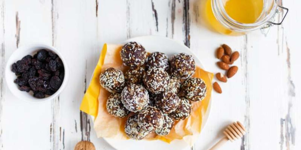 Συνταγή για energy balls με κακάο και κομματάκια σοκολάτας!