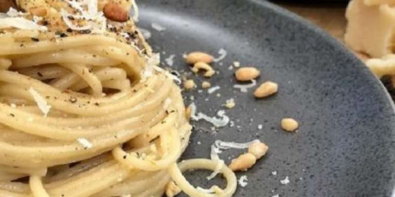 Φτιάχνουμε άπαιχτη μακαρονάδα cacio e pepe