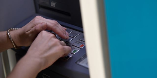 Κοινός τραπεζικός λογαριασμός: Τι γίνεται με τις καταθέσεις όταν πεθάνει συνδικαιούχος