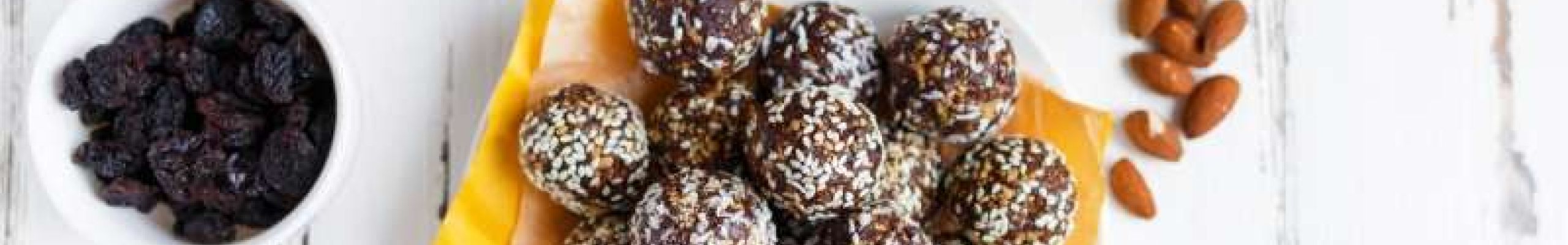 Συνταγή για energy balls με κακάο και κομματάκια σοκολάτας!