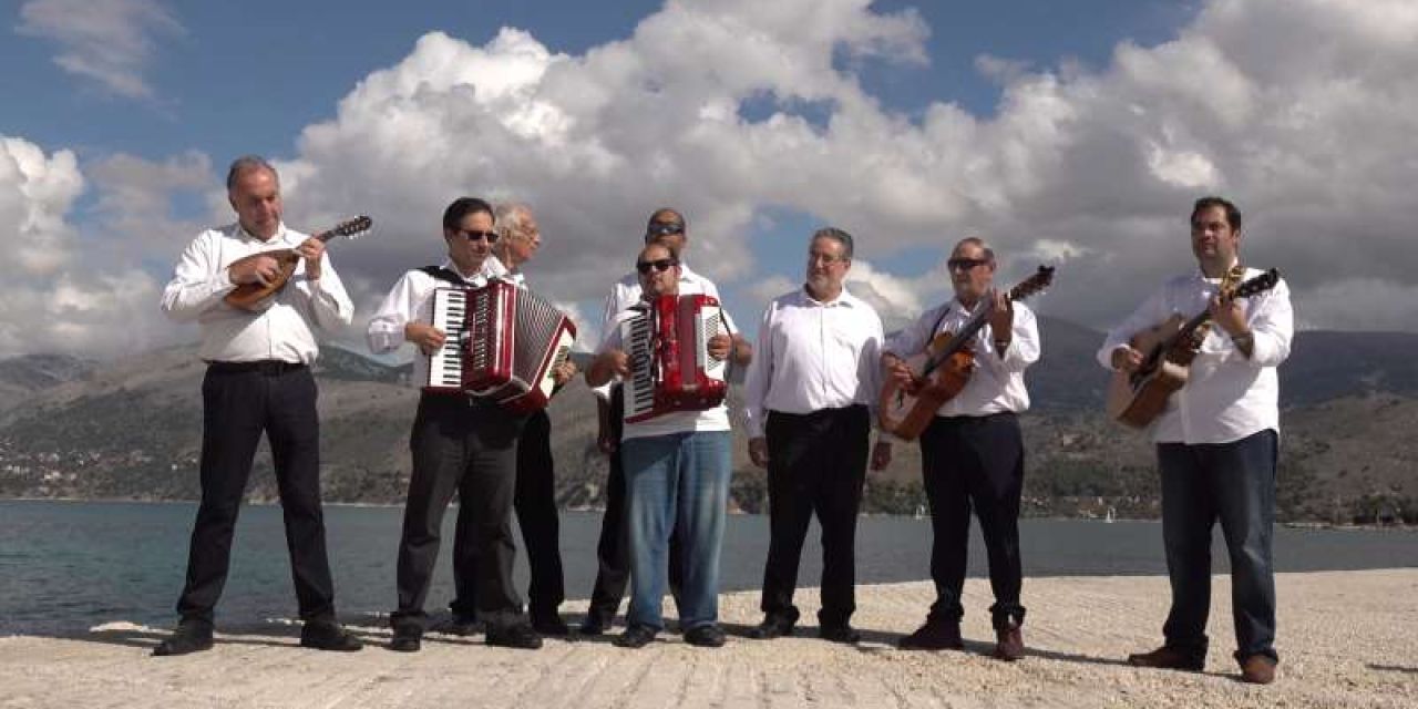 Η παρέα των κανταδόρων τραγουδά: «Το Καράβι»
