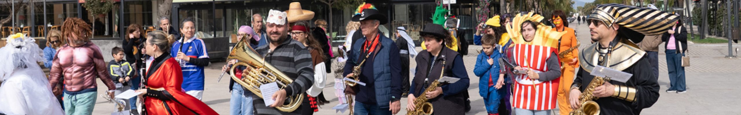 Κυριακάτικη αποκριάτικη περατζάδα με τη Φιλαρμονική Σχολή Κεφαλληνίας [15.02.2026]