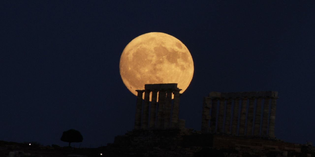 Πανσέληνος: Το «Φεγγάρι του Θερισμού» δεσπόζει απόψε, τι ώρα θα είναι πιο φωτεινό