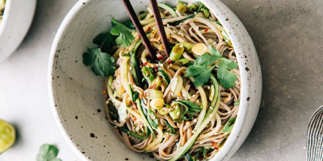 Σαλάτα noodles με σουσάμι και αγγούρι