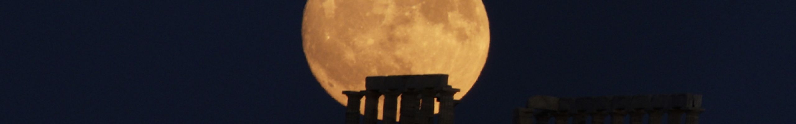 Πανσέληνος: Το «Φεγγάρι του Θερισμού» δεσπόζει απόψε, τι ώρα θα είναι πιο φωτεινό