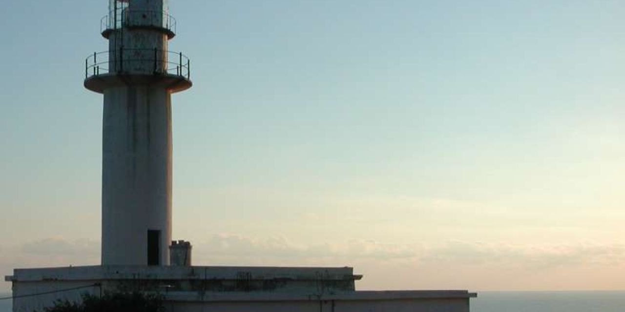 Πετάμε πάνω από τον φάρο του Γερογόμπου [βίντεο]