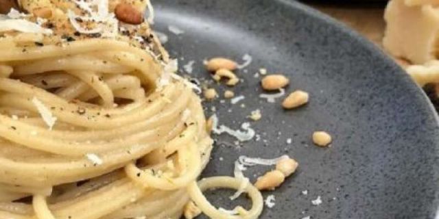 Φτιάχνουμε άπαιχτη μακαρονάδα cacio e pepe