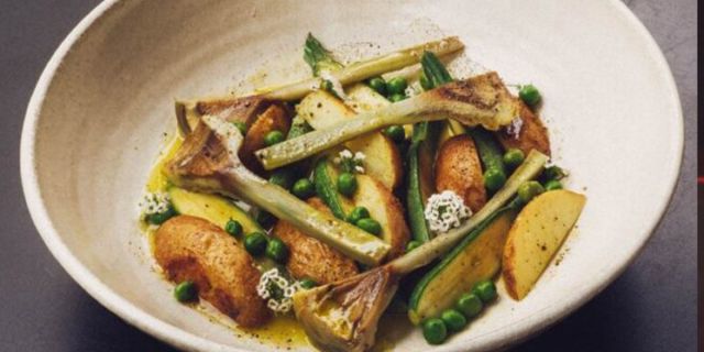 Σαλάτα βραστή, με αγκινάρες, κολοκυθάκια, αρακά και ψητές πατάτες