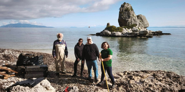 Οι εθελοντές του “Πρόνησου” έκαναν πεντακάθαρο τον Πόρο Κεφαλονιάς