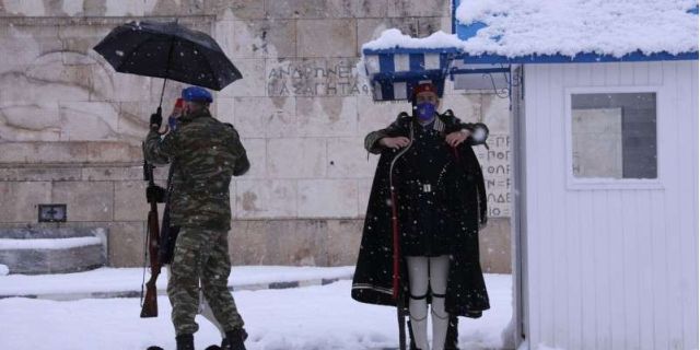 Αλλαγή φρουράς εν μέσω κακοκαιρίας – Φορούν τον βαθυκύανο ντουλαμά οι Εύζωνες [εικόνες & βίντεο]