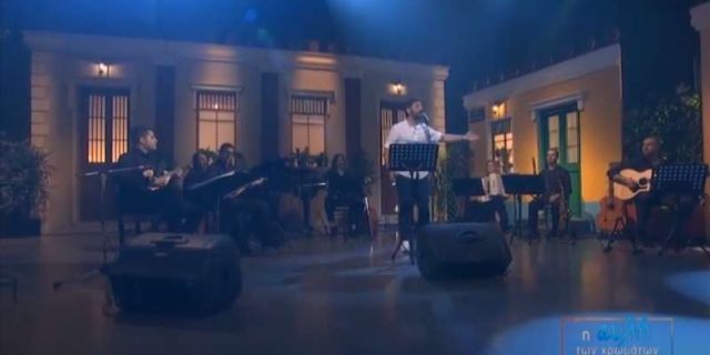 Ο Άγγελος Ανδρεάτος εντυπωσιάσε με τις ερμηνείες του στην εκπομπή «Η αυλή των χρωμάτων»