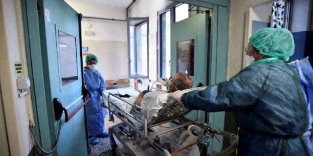 «Μυστήριο» γιατί ο ιός πλήττει περισσότερο τους άνδρες – Ερωτήματα και για τους καπνιστές