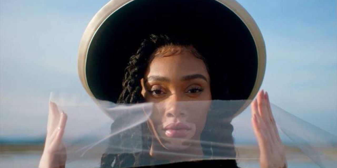 Ο Βασίλης Κεκάτος φωτογραφίζει τη Winnie Harlow για τη Vogue Greece