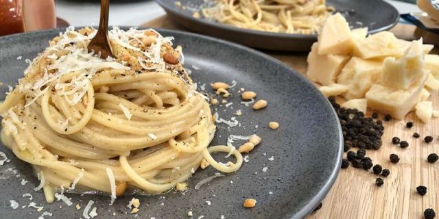 Μακαρονάδα cacio e pepe