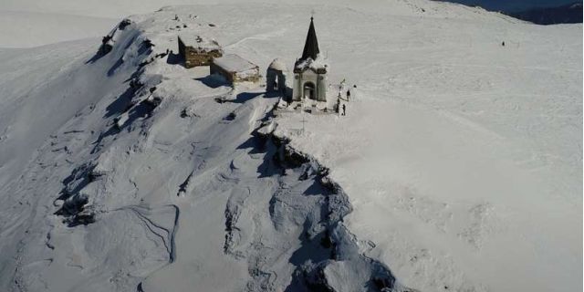 Το παράξενο εκκλησάκι στην κορυφή του βουνού που μοιάζει σα να μην είναι στην Ελλάδα