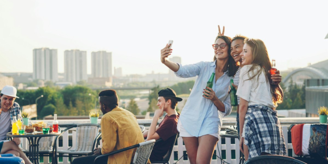 Σε ποια ηλικία «κρύβεται» η ευτυχία;