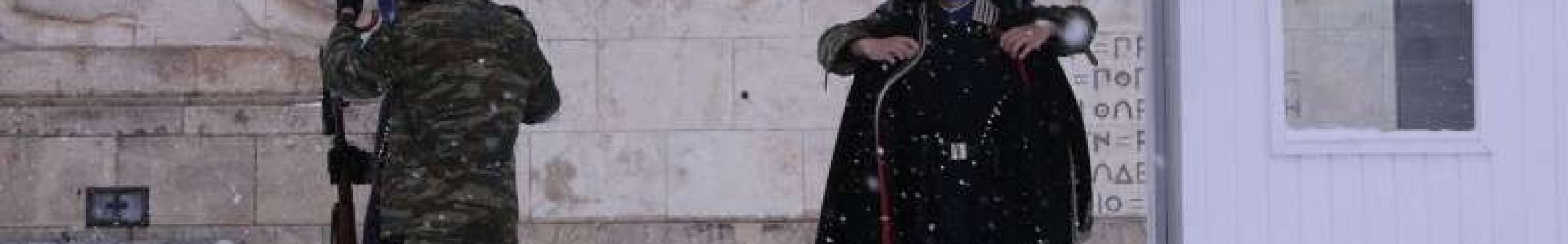 Αλλαγή φρουράς εν μέσω κακοκαιρίας – Φορούν τον βαθυκύανο ντουλαμά οι Εύζωνες [εικόνες & βίντεο]