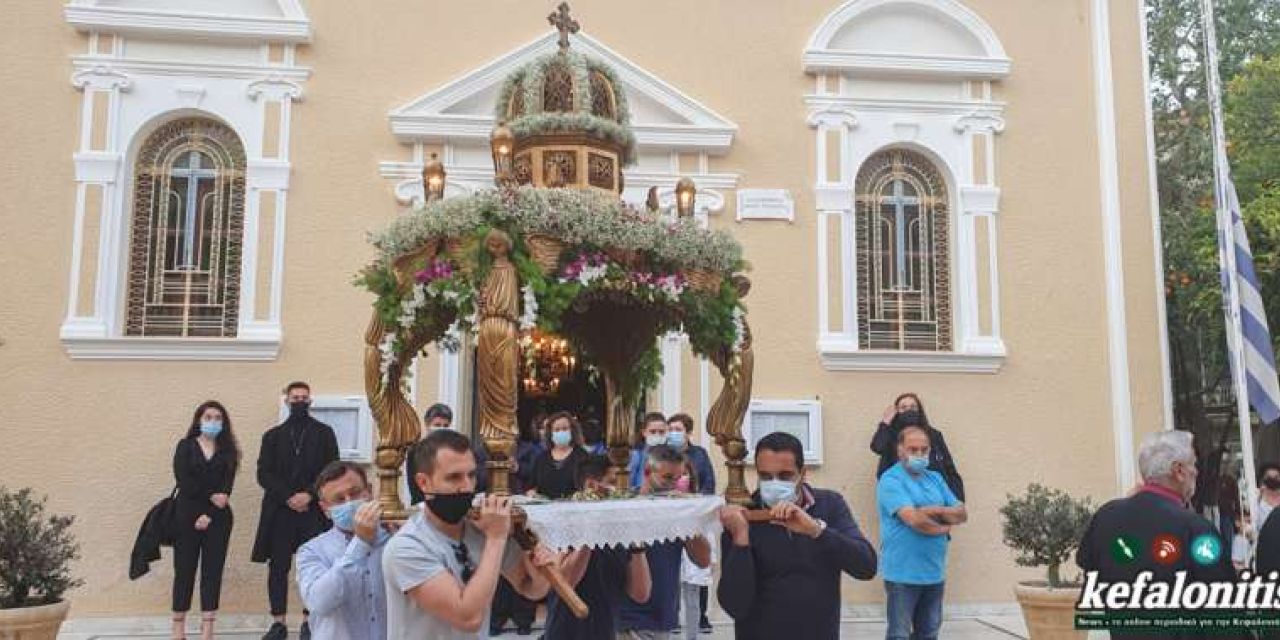Αργοστόλι: Η περιφορά του Επιταφίου στον προαύλιο χώρο του Ι.Ν. Αγίου Σπυρίδωνος [30.02.2021]