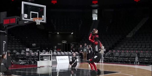 Ανθρωποειδές ρομπότ παίζει μπάσκετ με τη βοήθεια της Τεχνητής Νοημοσύνης