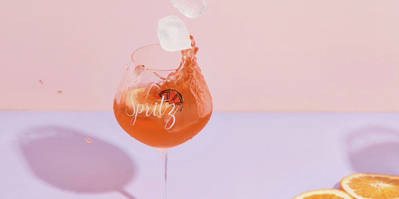 Spritz Hour: Τα καλοκαιρινά κοκτέιλ που αξίζει να δοκιμάσεις στο σπίτι