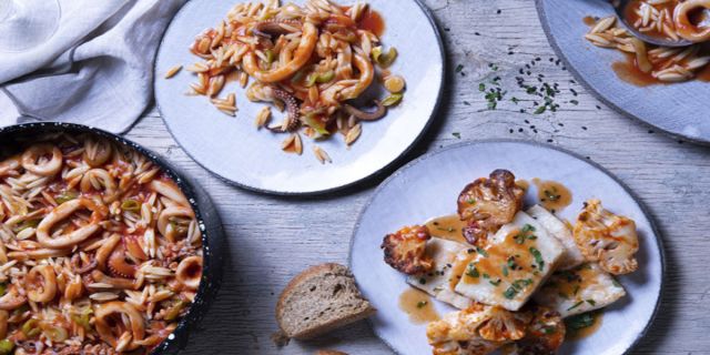 Συνταγή για καλαμαράκια κοκκινιστά με κριθαράκι στην κατσαρόλα